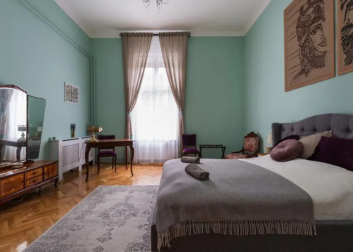 Eclectic Luxury & Spacious 2br Ac In Center Budapeste