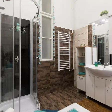 Eclectic Luxury & Spacious 2br Ac In Center Apartment