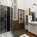 Eclectic Luxury & Spacious 2br Ac In Center Apartment