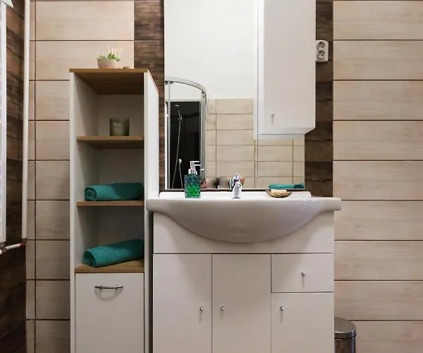 Eclectic Luxury & Spacious 2br Ac In Center Будапешт